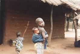 Dorfmädchen mit kleinem Bruder